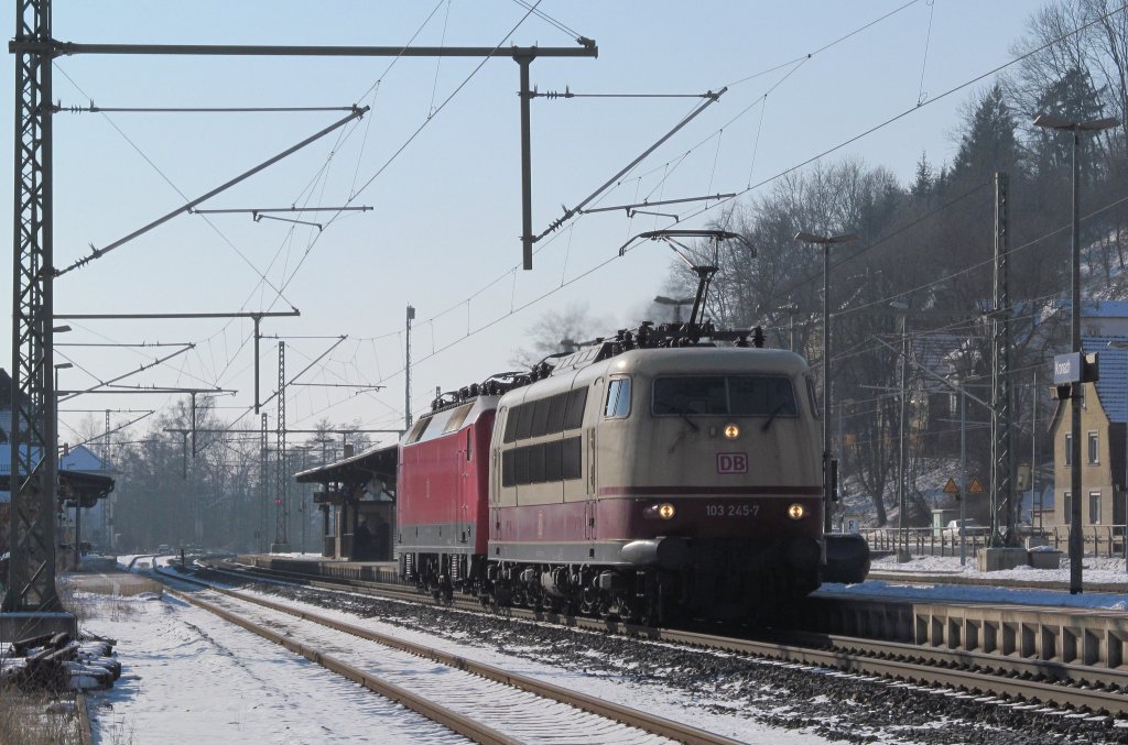 103 245-7 und 120 144-1 duchfahren am 05. Februar 2012 auf ihrer Fahrt von Mnchen nach Dessau den Bahnhof Kronach ber Gleis 2.