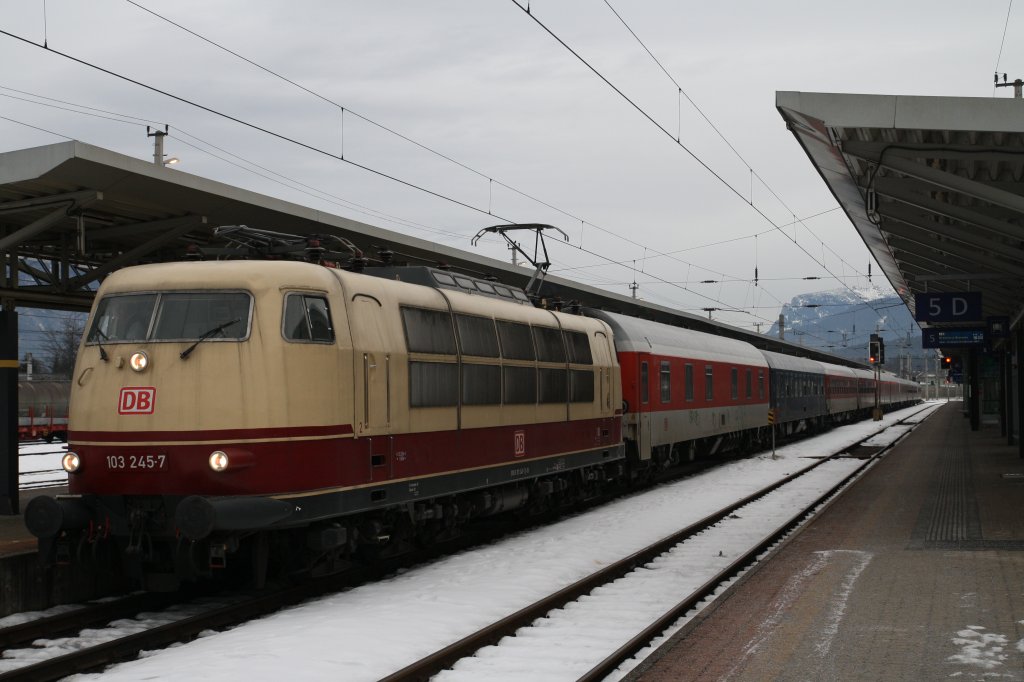 103 245-7 ist am 8.1.2011 vor einen Skisonderzug von Amsterdam nach Innsbruck unterwegs. Gerade hlt er in Wrgl.