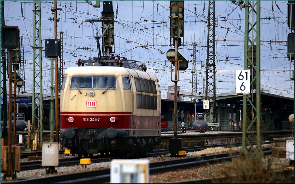 103 245-7 bei der Durchfahrt im Augsburger Hbf im Dezember 2011