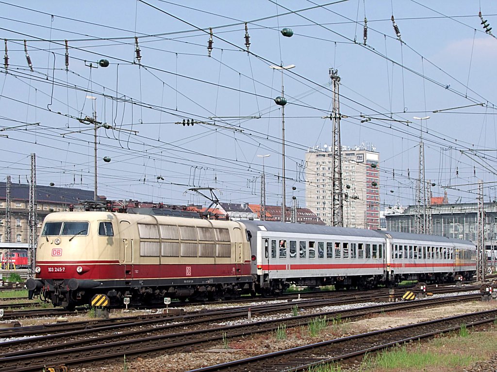 103 245-7 entschwindet mit IC2094 aus der Bayrischen Landeshauptstadt;110513