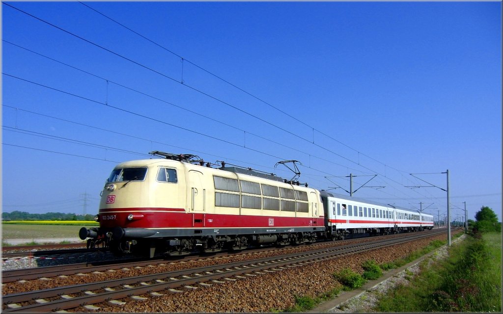 103 245-7 im Mai 2011 vor Augsburg Hochzoll,auf dem Weg zum Bhf Augsburg