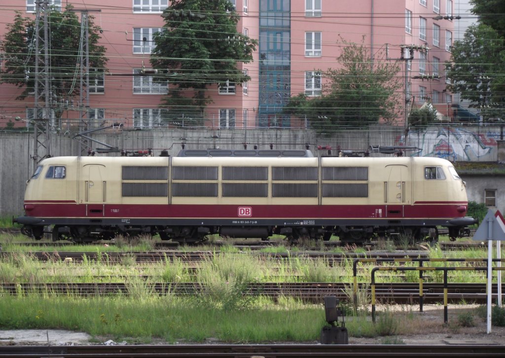 103 245-7 rangiert am 24. Juni 2011 �ber das Gleisvorfeld des M�nchener Hauptbahnhofes. Aufgenommen von der S-Bahn Station Hackerbr�cke.