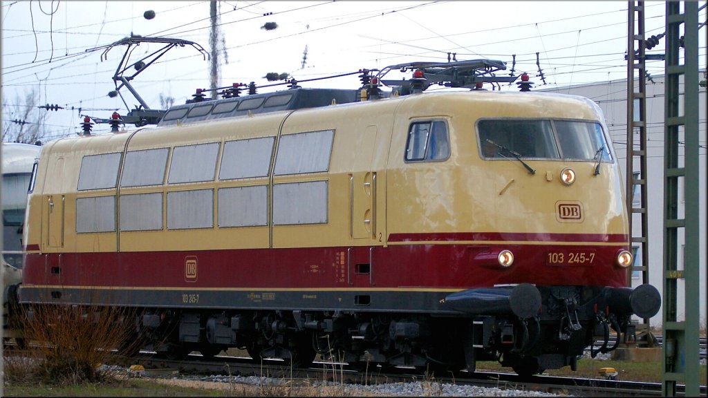 103 245-7 Starlok Am 10 April 2013 kurz vorm Donauwrter Hbf