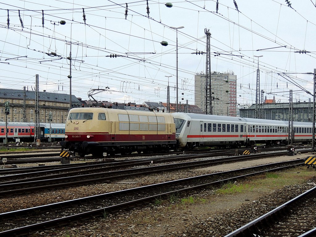 103 245-7 wurde einem Steuerwagen vorgespannt, und verlsst Mnchen Hauptbahnhof; 130607