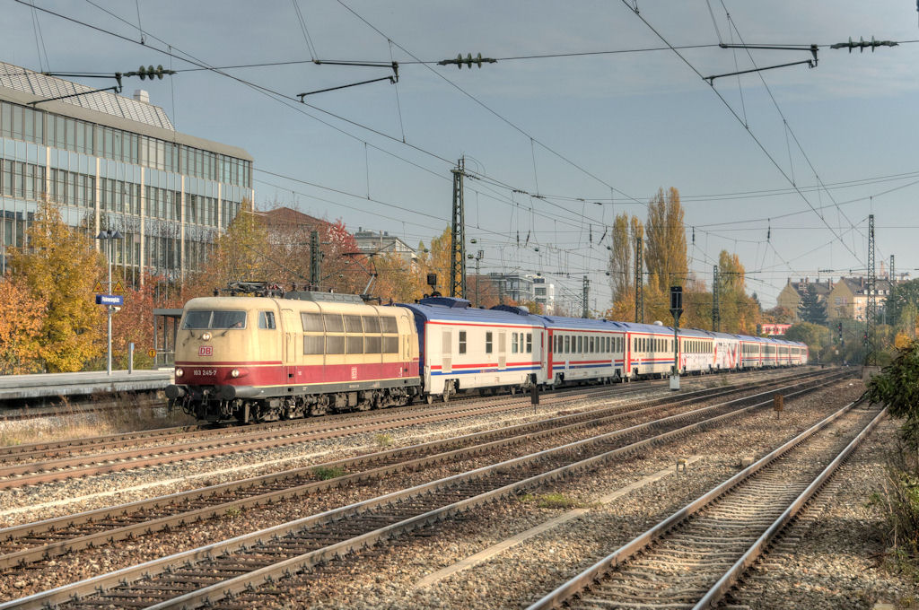 103 245 am 30.10.11 ist wieder zurck mit dem `Almanya Treni´ (DZ 13394 Istanbul Sirkeci-Mnchen Hbf) am Heimeranplatz