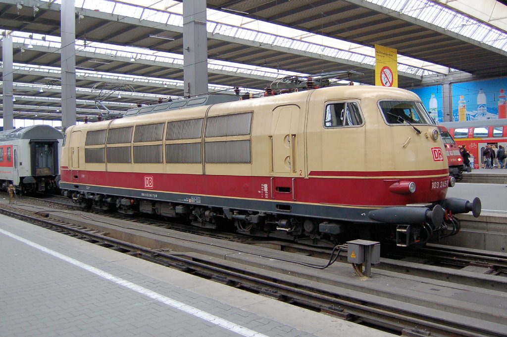 103 245 hatte den CLN 483 von Nrnberg nach Mnchen gebracht 20_03_2010