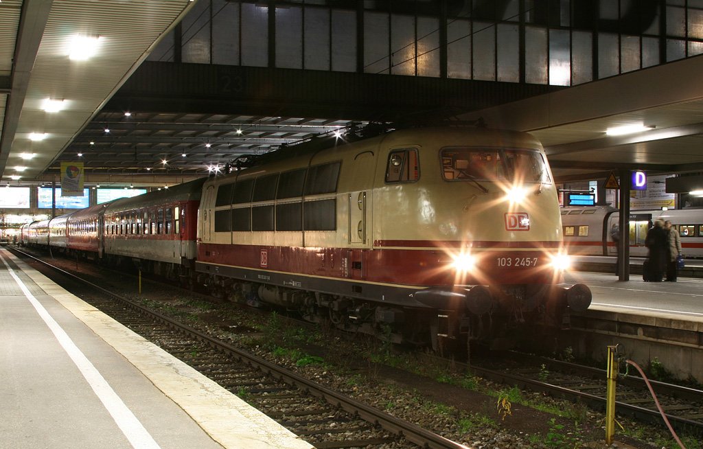 103 245 mit CNL 482 am 18.11.2009 in M�nchen Hbf.
