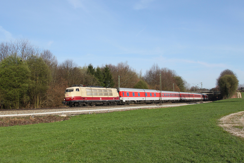 103 245 mit dem f�r dieses Jahr letztmalig verkehrenden CNL 1319 nach Innsbruck am 02.04.2011 bei Osterm�nchen.
