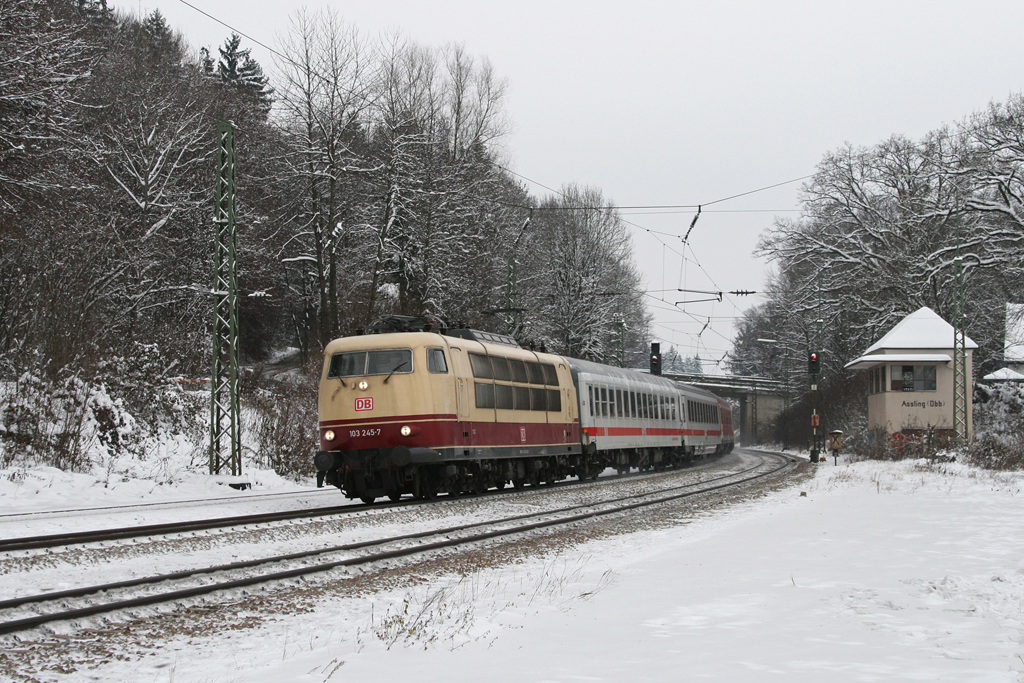 103 245 mit DZ 13087 (M�nchen – Innsbruck) am 04.12.2010 in A�ling.