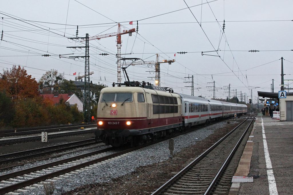 103 245 mit einem IC Leerpark am Morgen des 27.10.2011 bei der Durchfahrt in M�nchen-Pasing.