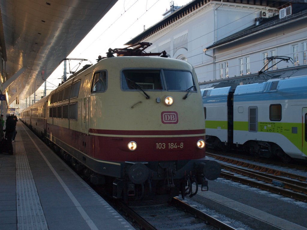 103.184 mit ihren Sonderzug 14099 aus Dortmund bei der Einfahrt in Salzburg 