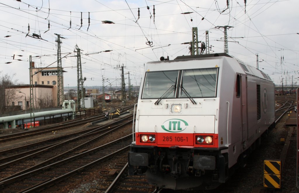 10.3.2013 Aus EC 176 lieen sich ITL 285 106 und Wrterstellwerk W1 in Dresden-Friedrichstadt aufnehmen.