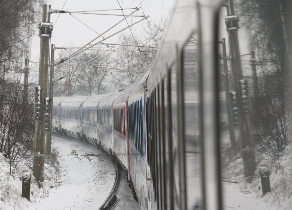 10.3.2013 Genshagener Heide, lange Kurve - in selbige legt sich EC 176 und lsst ein Spiegelbild von Kilometerstein 2.9 zu. Hab´s bewut nicht am Mast ausgerichtet.