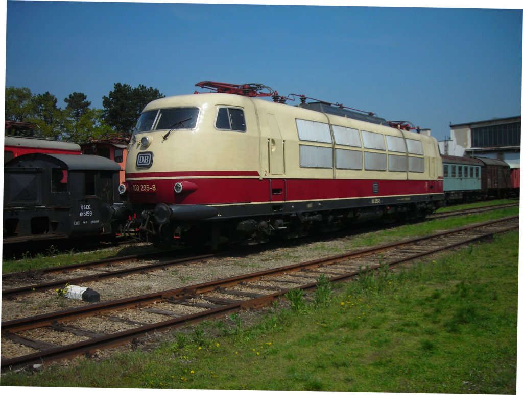 103.235 in ihrer ganzen Sch�nheit. Heizhaus Strasshof am 25.4.10