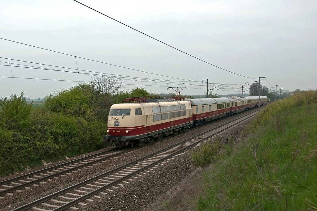 103.235 mit Sonderzug D  16141 von Wien FJBf nach Hegyeshalom (- Budapest). Die Aufnahme entstand am 24.04.2010 kurz vor Gramatneusiedl.