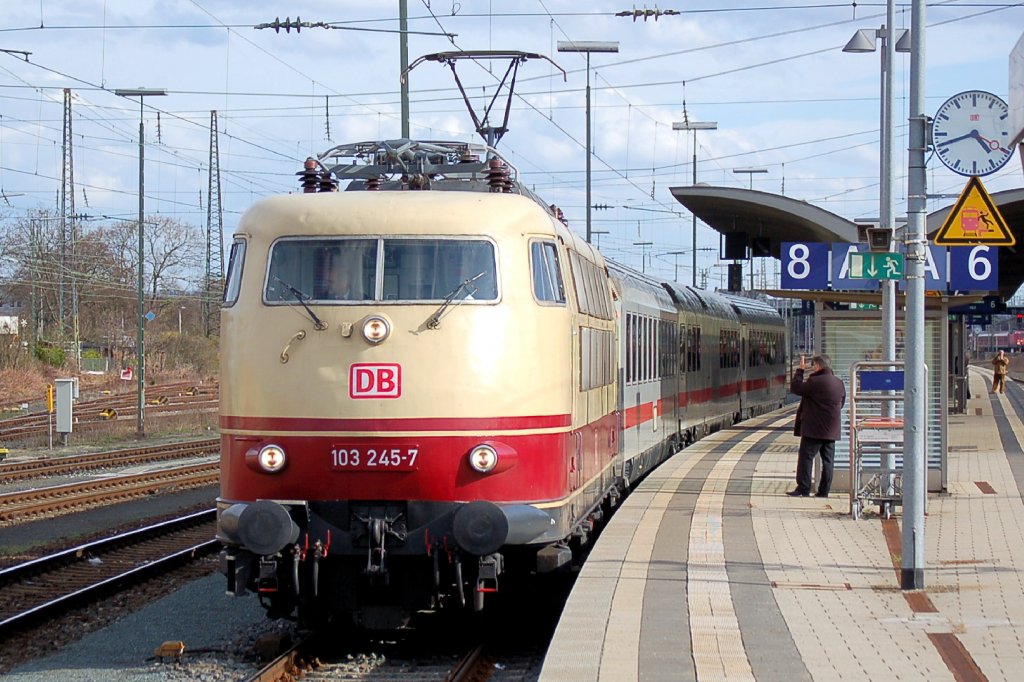 103_245 mit Sonderzug aus Mnchen im Bhf Bamberg 