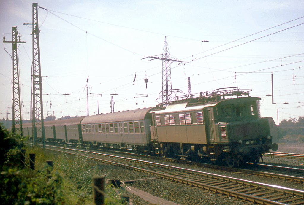 104 017 vor E 2145 Duisburg - Mnster beim Abzw. Kaiserberg September 1970
