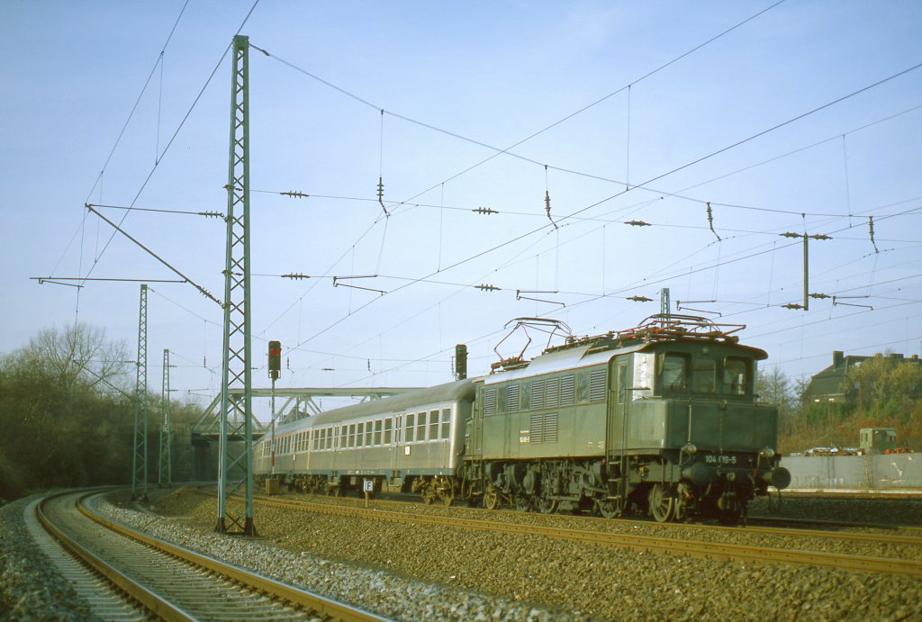 104 019 vor N 8615 Essen - Mnster bei Essen-Kray-Nord im September 1979