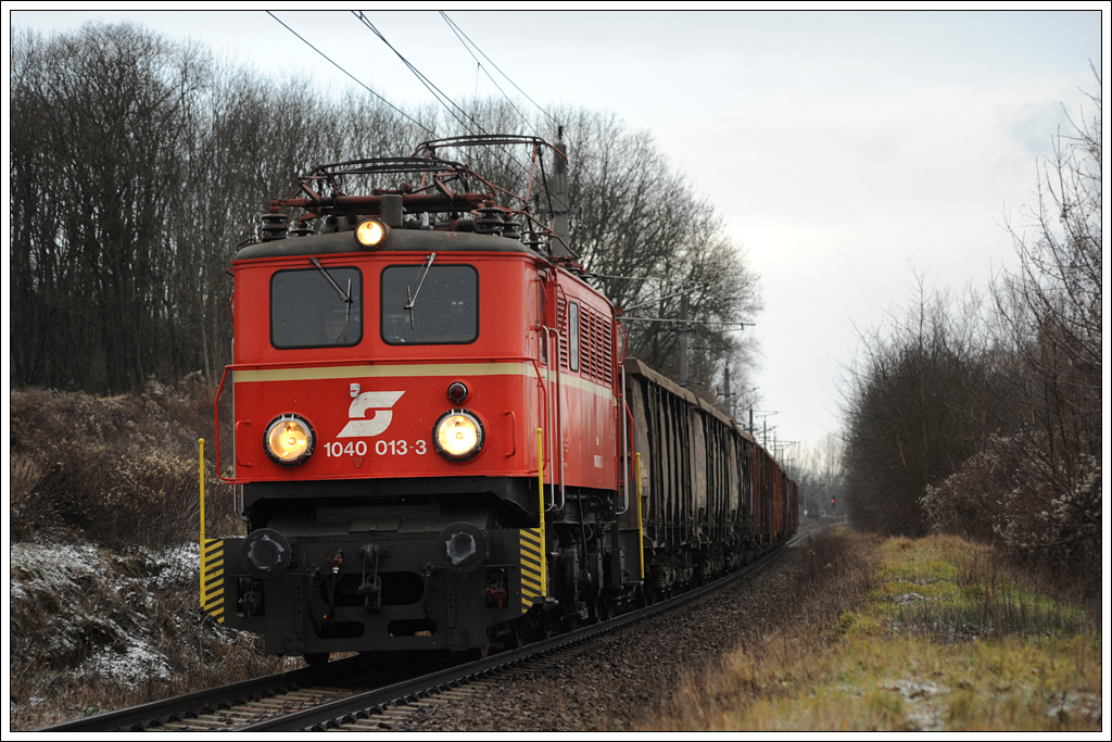 1040 013 vom Club 1018 mit dem Vollrbenzug 59111 von Ziersdorf nach Tulln am 11.1.2013. Da ich meinen Blumax zu Hause vergessen habe, kann ich leider keine genaue Ortsangabe machen.

http://www.club1018.at/