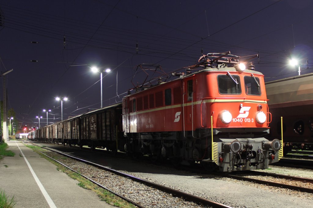 1040 013 mit einem  GmP  im Bahnhof Klein Schwechat (Kls) nach Wien Erdbergerlnde (El); am 25.04.2013