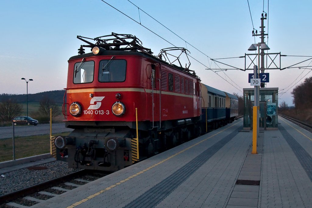 1040 013 mit zwei Spantenwagen kam leider um knapp eine Stunde zu spt, soda nur diese Stimmungsaufnahme bei der Durchfahrt in Ladendorf entstehen konnte. Die Aufnahme enstand am 09.04.2012.
