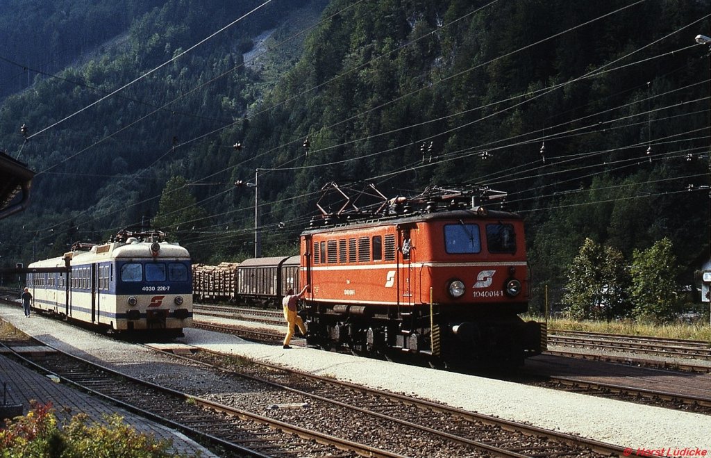 1040 014-1 und 4030 228-7 im Bahnhof Hieflau (Juni 1995). Die aus der 1245 abgeleitete 1040 war die ersten Nachkriegslokomotive der ÖBB.