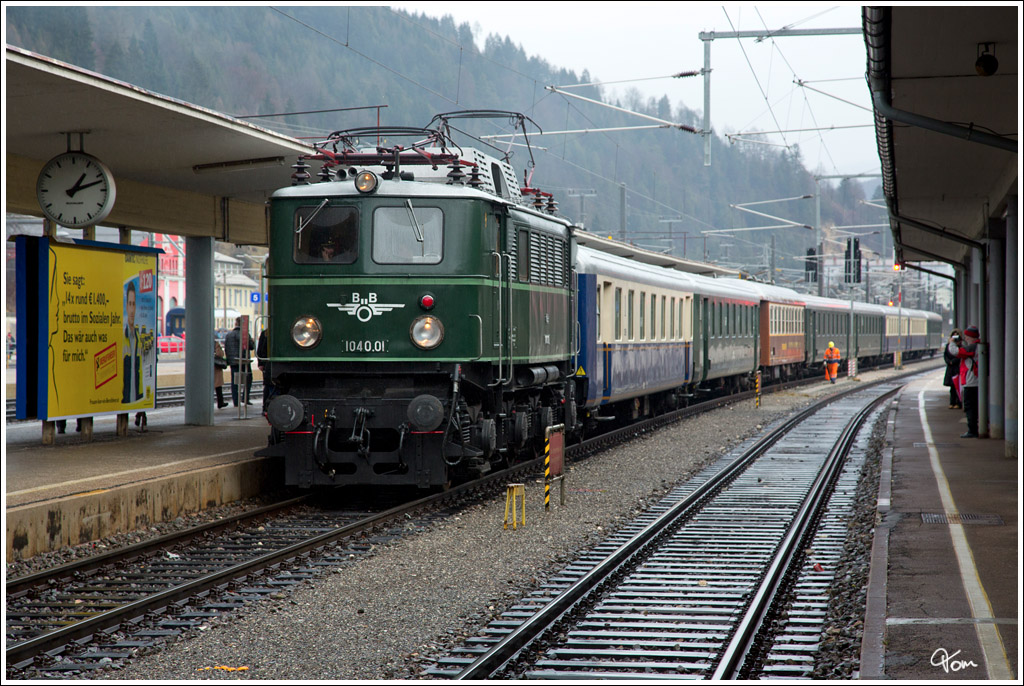 1040.01 vom Eisenbahnmuseum Strasshof steht mit SR 14221 (Wien FJB - Mrzzuschlag) im Bahnhof Mrzzuschlag.  
6.1.2012