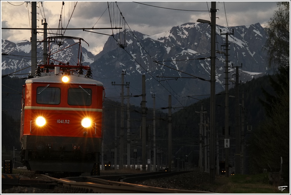 1041 02 der Fa. RPS Sttz, berstellt eine Vectron BR 193 (9180-6193 923-0) und einen Bremswagen als SGAG 48885 von Freilassing nach Graz Kflacherbahnhof. 
St.Michael 7.4.2011

