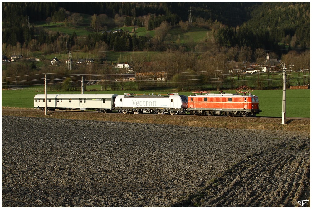 1041 02 der Fa. RPS Sttz, berstellt eine Vectron BR 193 (9180-6193 923-0) und einen Bremswagen als SGAG 48885 von Freilassing nach Graz Kflacherbahnhof. 
Trieben 7.4.2011

