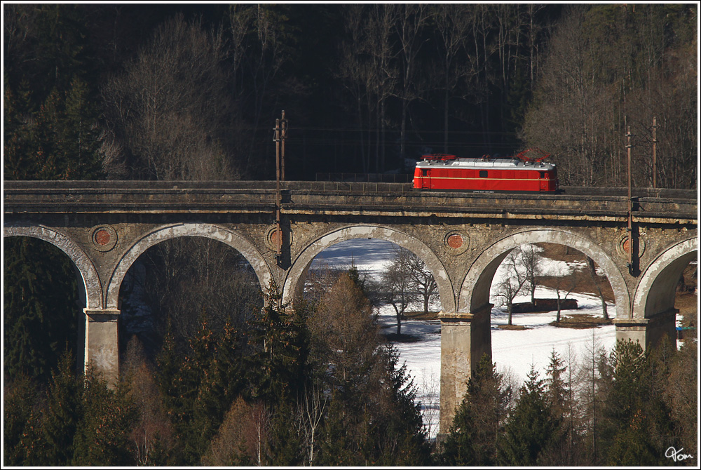 1041 202 (1041.02) der RPS Sttz, fhrt als Lokzug ber die Kalte Rinne nahe Breitenstein. 10.3.2012

