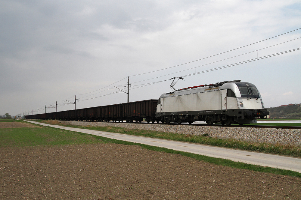 10.4.10 Derzeit verkehrt die Vorfhrlok des Siemens Konzerns (unter der Nummer 183 701) fr das Unternehmen CargoServ. Durch die Umleitung der CargoServ Zge von der Summerauerbahn ber den Grenzbergang Breclav ergeben sich somit neue Fotoobjekte. Zu sehen ist die 183 701 am SLGAG 46180 von Linz Stahlwerke nach Breclav bei Gaisruck.
