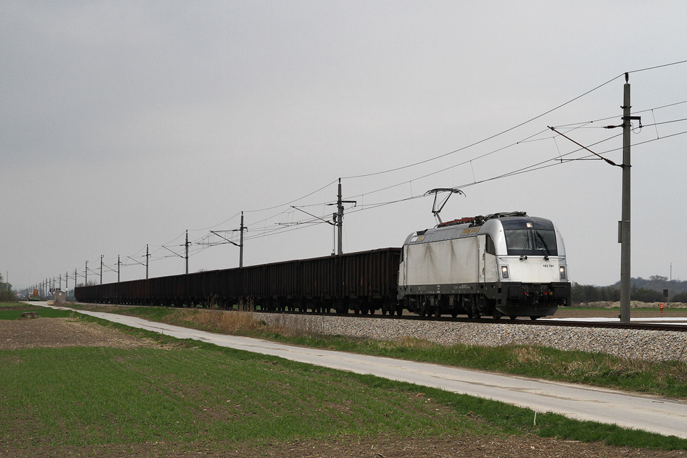 10.4.10 Derzeit verkehrt die Vorfhrlok des Siemens Konzerns (unter der Nummer 183 701) fr das Unternehmen CargoServ. Durch die Umleitung der CargoServ Zge von der Summerauerbahn ber den Grenzbergang Breclav ergeben sich somit neue Fotoobjekte. Zu sehen ist die 183 701 am SLGAG 46180 von Linz Stahlwerke nach Breclav bei Gaisruck.