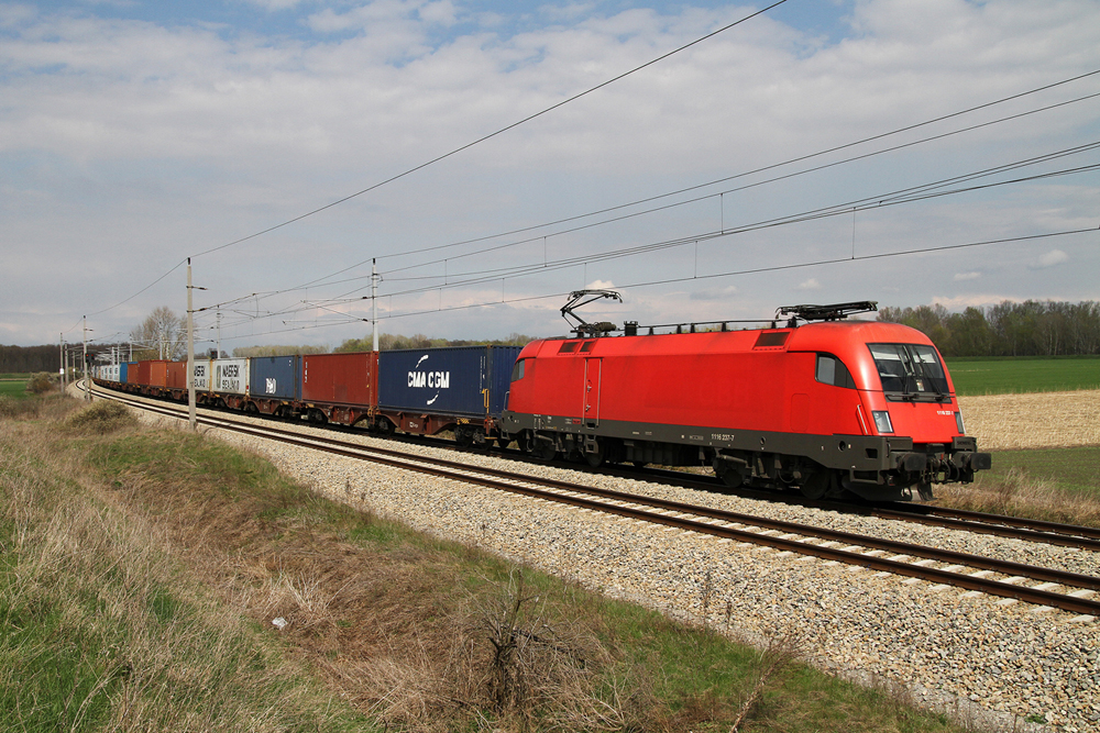 10.4.10 Die ehemaligen ITL Maschinen sind unter den Fotografen auch nicht zu verachten, da die meisten bis jetzt noch keine Wortmarken erhalten haben, so auch die 1116 237 mit dem KGAG 43489 von Breclav nach Spielfeld Strass Containerzug bei Drnkrut.