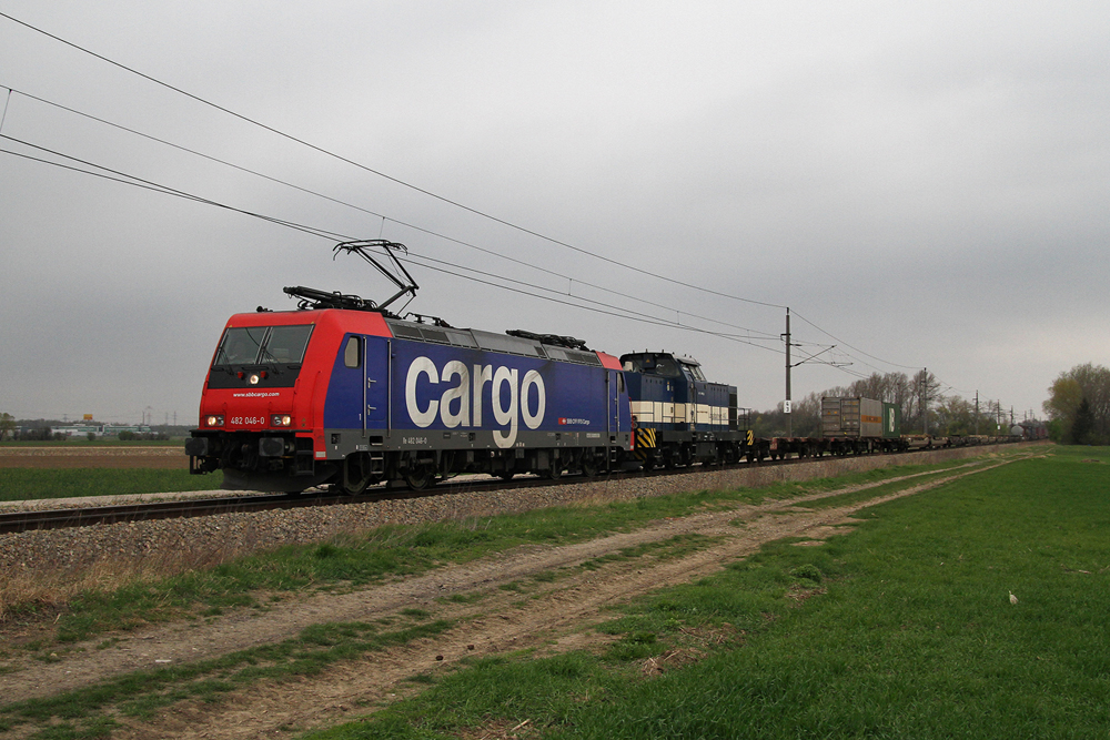 10.4.10 Tglich ist die, durch WLC angemieten, Baureihe 482 035-049 der SBB auf den Containerzgen der WLC zu bestaunen. Heute war die 482 046 zusammen mit der WLB 90 am TEC 42952 von Wien Donaukaibahnhof nach Hamburg Waltersdorf kurz vor Tullnerfeld.