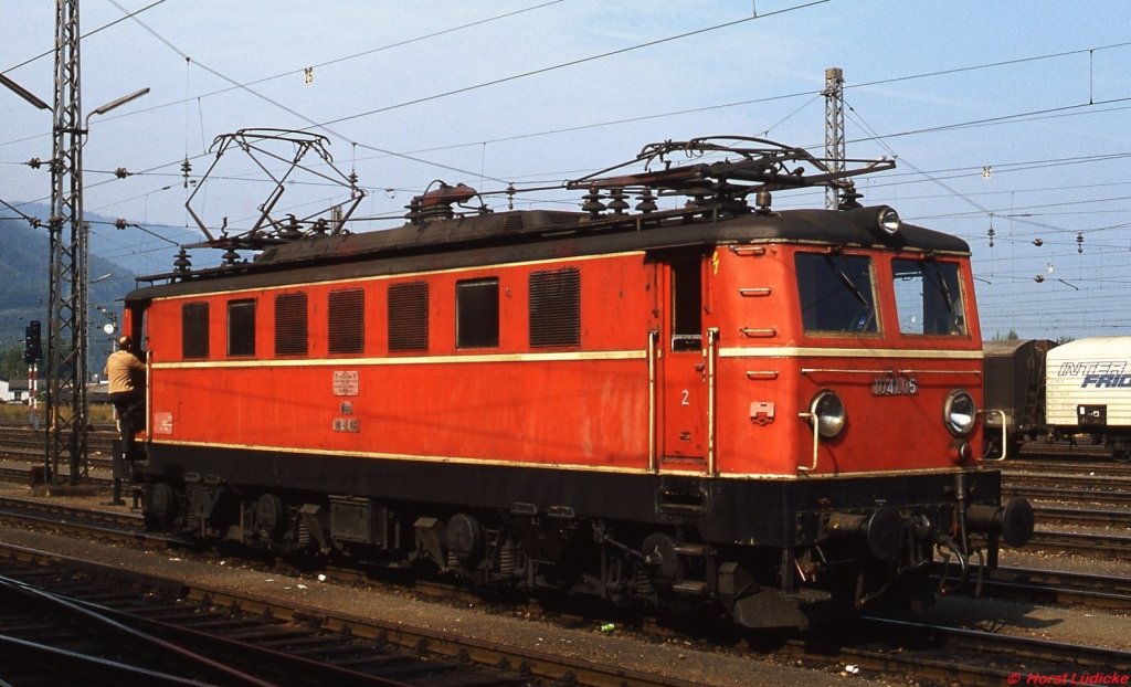 1041.05 in Selzthal (August 1975). Abgesehen von der roten Lackierung befindet sich die Lokomotive noch weitgehend im Originalzustand