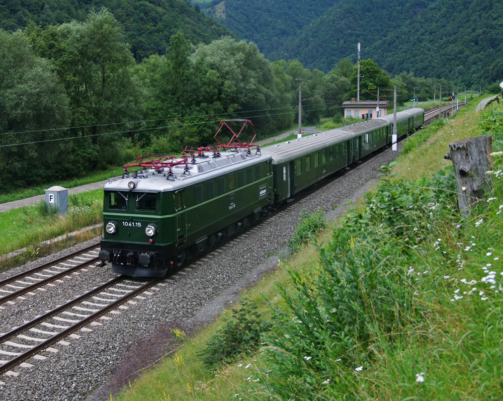 1041.15 als R 17469 von Wien FJB nach Graz, aufgenommen am 30.07.2011 beim Stausee Pernegg.