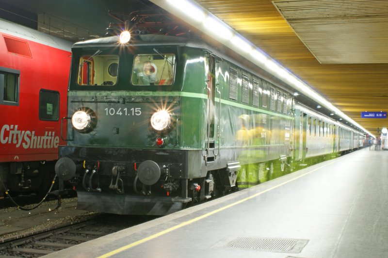 1041.15 bespannte am 19.9.2009 einen Sonderzug zum Stahlwerk der Voest Alpine nach Leoben-Donawitz.
Hier bei der Ankunft des R 16496 am Franz-Josef Bahnhof.