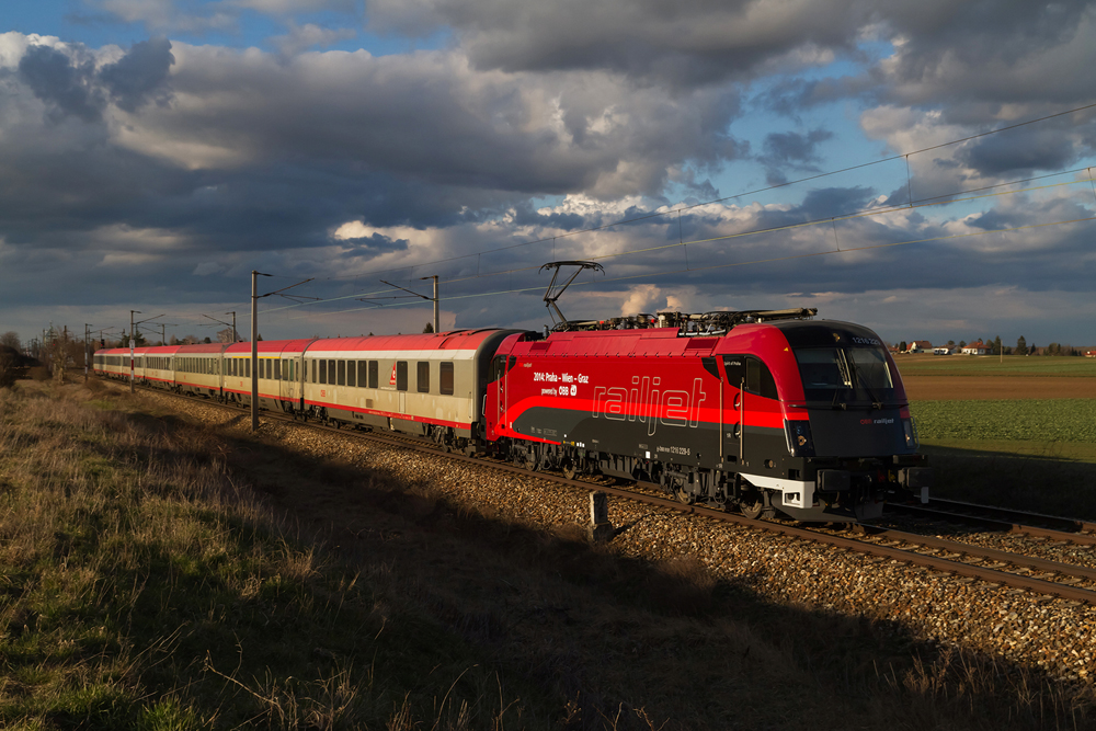 10.4.13 Das Railjet-Design, eigentlich schon ein alter Hut. Aber auf einer 1216 dann doch wieder etwas Besonderes. Kurz nach ihrer Umlackerung konnte ich die 1216 229 mit dem EC 279 von Praha Hlavni Nadrazi nach Wien Meidling bei Drsing ablichten.