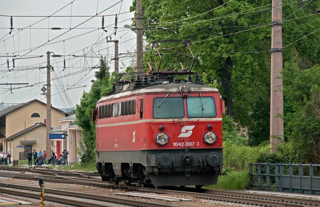 1042 007 am 02.05.2010 im Bahnhof von Korneuburg.