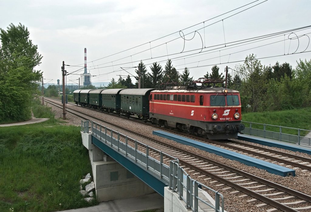 1042 007 brachte am 02.05.2010 den SREX 16173 von Korneuburg nach Wien Sdbahnhof (Ostseite). Das Foto entstand bei der berquerung des Donaugrabens, kurz vor Bisamberg.