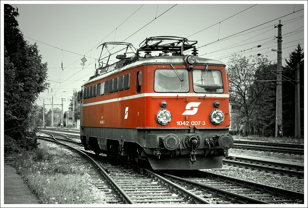 1042 007 fhrt in den Bahnhof Korneuburg ein.
2.5.2010