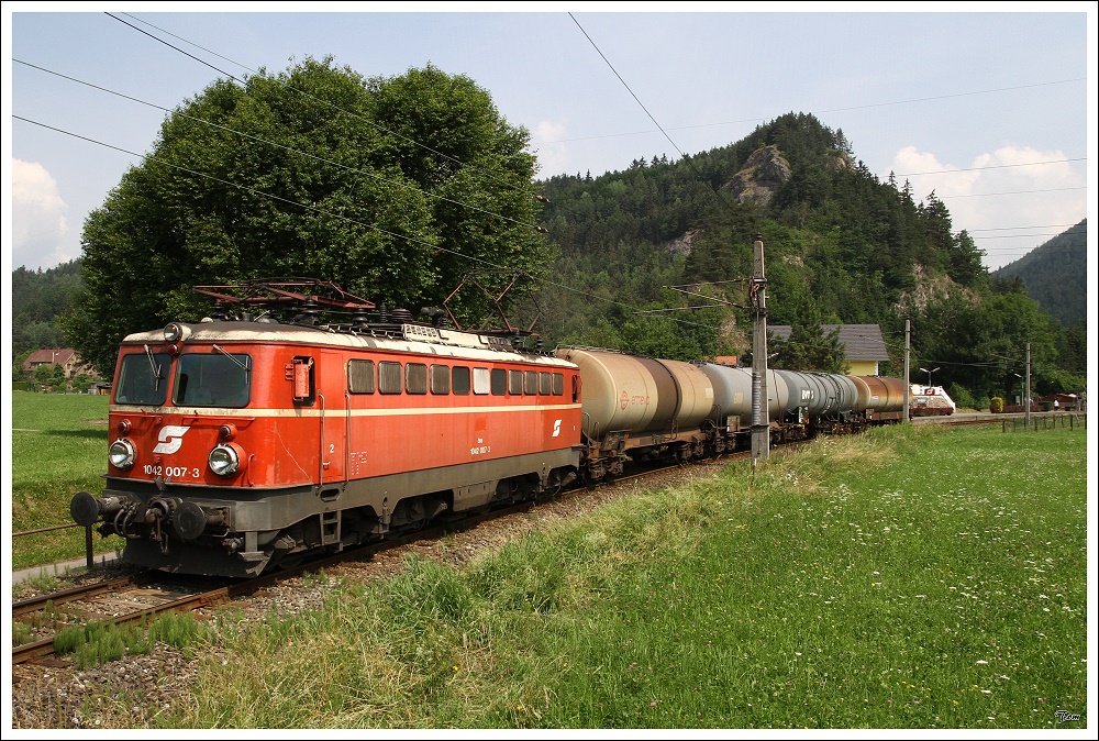 1042 007 fhrt mit dem Kesselzug 75644 von Trofaiach nach Donawitz. St.Peter Freienstein  2.7.2010