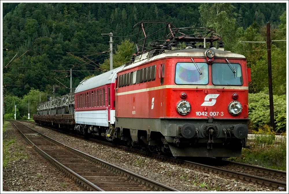 1042 007 f�hrt mit Milit�rzug SGAG 90153 von G�pfritz nach Kalsdorf.  Mixnitz 10.9.2010