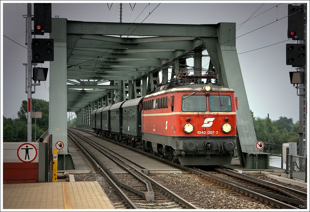 1042 007 fhrt mit SREX 16173 von Ernstbrunn nach Wien Sdbf-Ostseite. Ostbahnbrcke Praterkai 2.5.2010