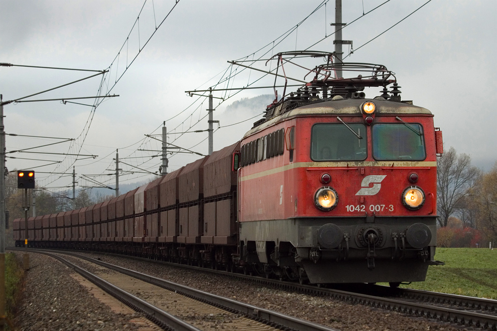 1042 007 mit Erzleerzug 47407 von Donawitz nach Spielfeld.
Niklasdorf 9.11.2010