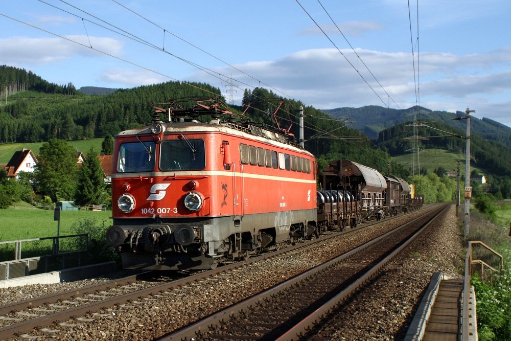 1042 007 mit Gterzug 67612, auf der Fahrt von Knittelfeld nach Bruck an der Mur.
St.Margarethen 4.6.2010
