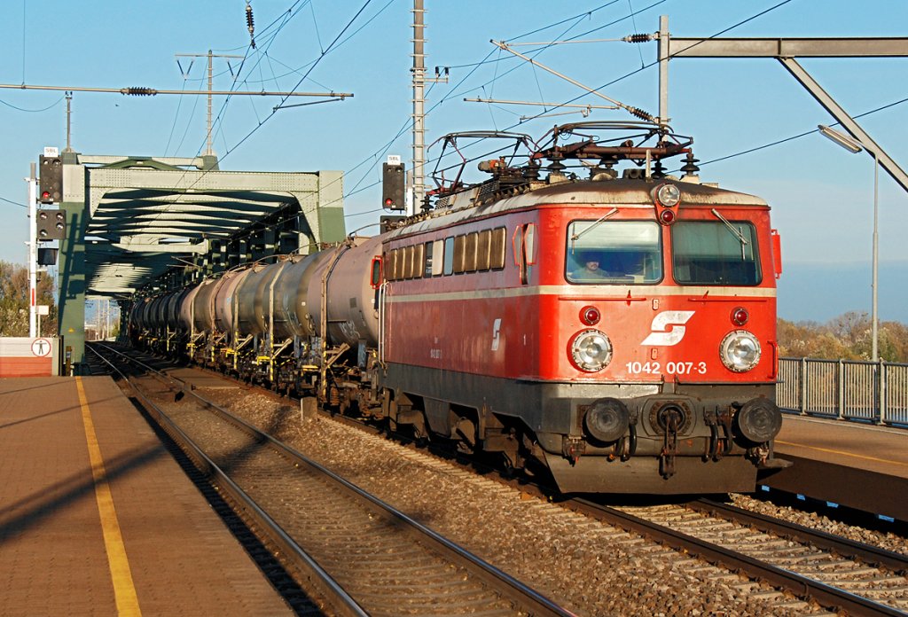 1042 007 passierte am 12.11.2009 um 15:22 die Haltestelle Wien Praterkai mit dem 68182 von Stadlau nach Wien Zentralverschiebebahnhof. Wie man sieht, stand die Sonne schon ziemlich tief.