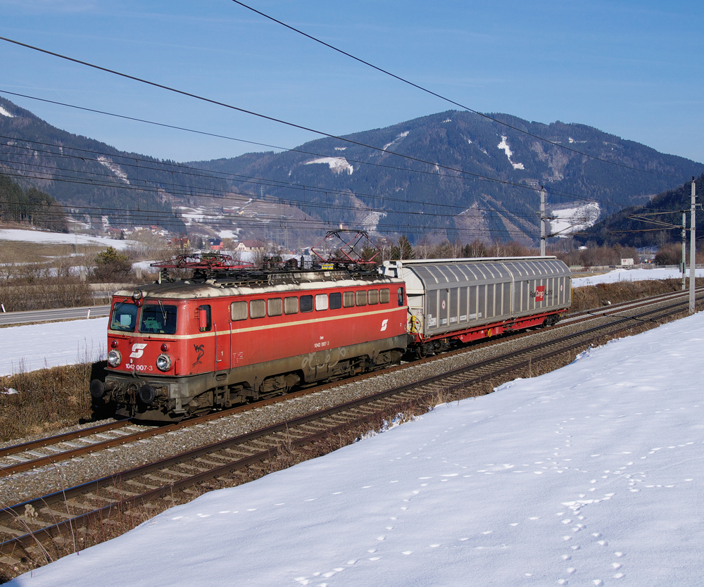 1042 007 war 30.01.2012 mit dem VG 66605 von Bruck an der Mur nach Niklasdorf unterwegs, aufgenommen in Foirach.