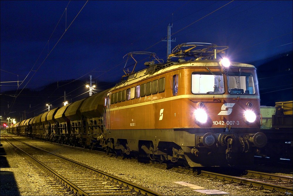 1042 007,eine der letzten 7 blutorangen 1042er, fhrt mit SGAG 90123 von St.Michael nach Graz.
St. Michael 26.03.2010