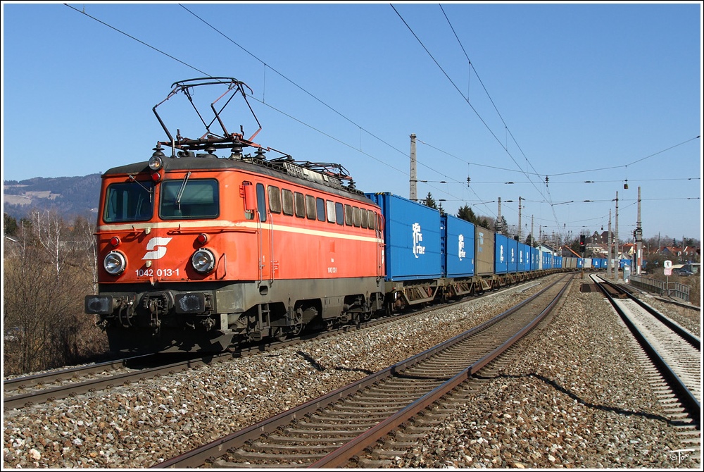 1042 013 fhrt mit Gterzug 41197 von Bratislava nach Tarvis. 
Zeltweg 8.3.2011